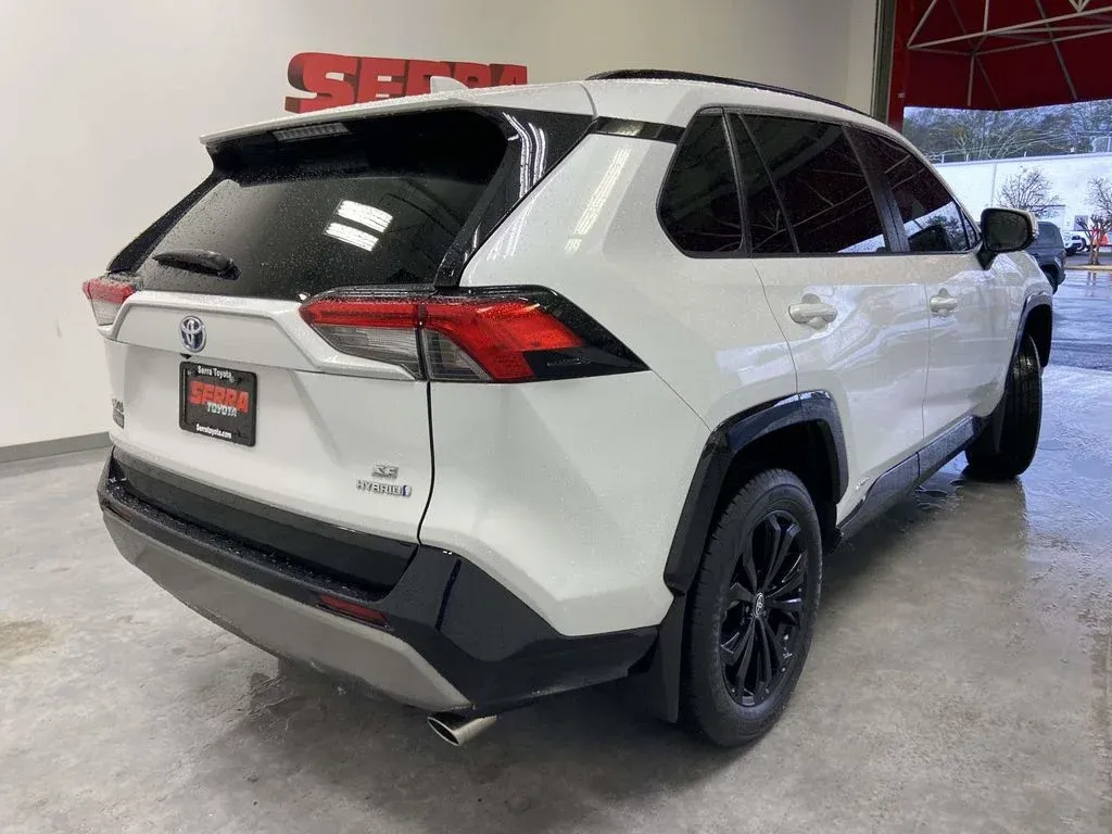 2024 Toyota RAV4 Hybrid SE thumbnail 2