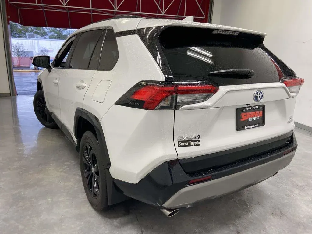 2024 Toyota RAV4 Hybrid SE thumbnail 3