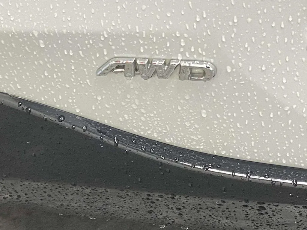 2024 Toyota RAV4 Hybrid SE thumbnail 6