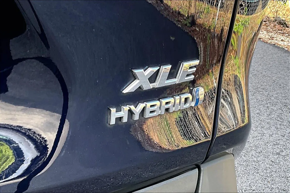 2024 Toyota RAV4 Hybrid XLE thumbnail 10