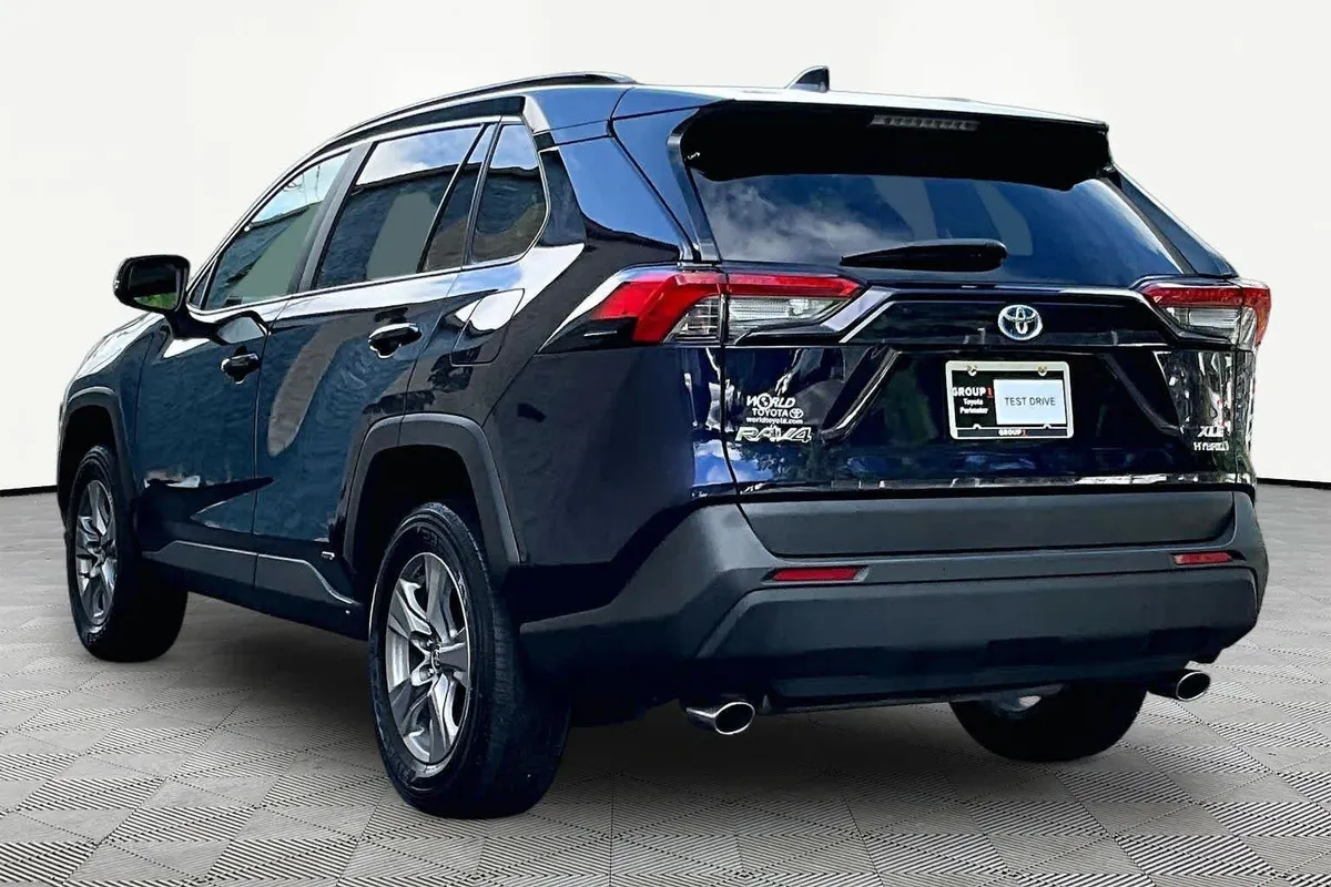 2024 Toyota RAV4 Hybrid XLE thumbnail 12