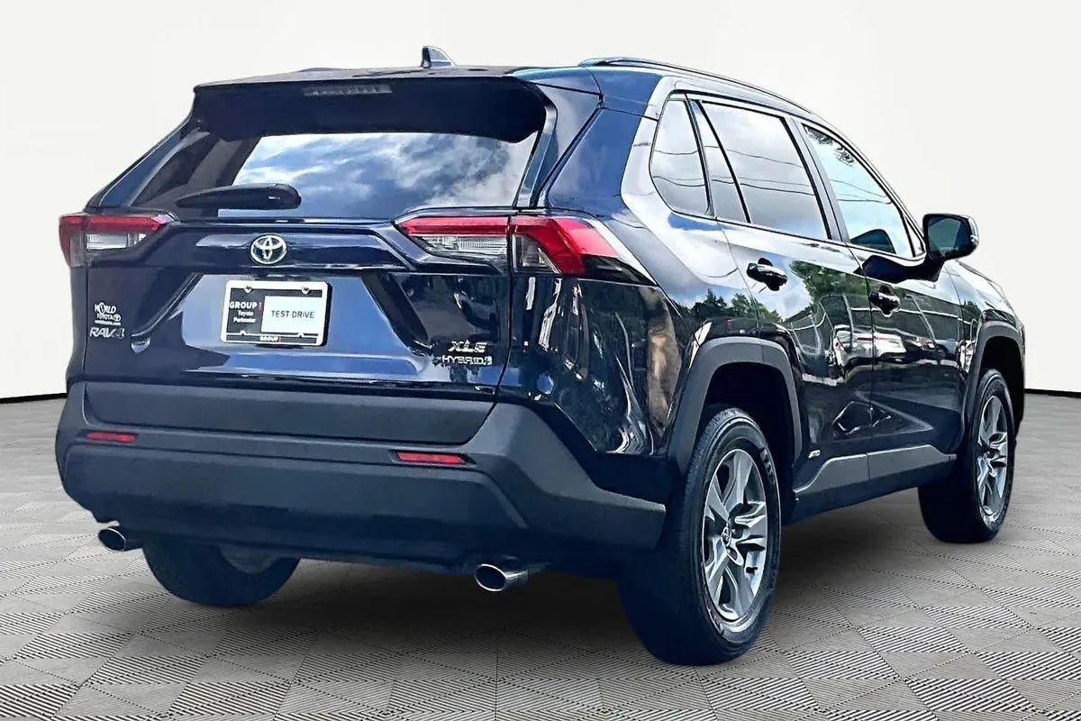 2024 Toyota RAV4 Hybrid XLE thumbnail 13