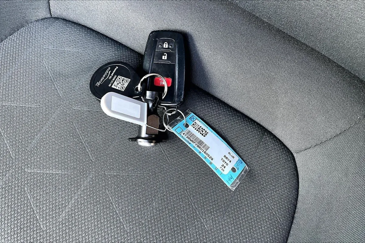 2024 Toyota RAV4 Hybrid XLE thumbnail 15