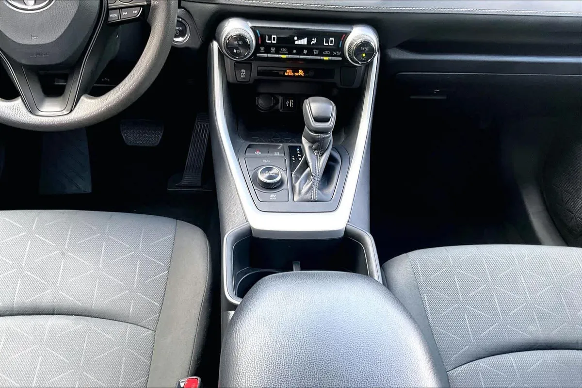 2024 Toyota RAV4 Hybrid XLE thumbnail 17
