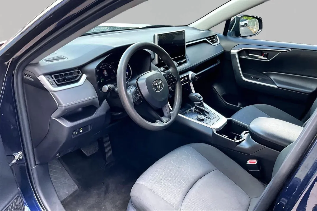 2024 Toyota RAV4 Hybrid XLE thumbnail 18