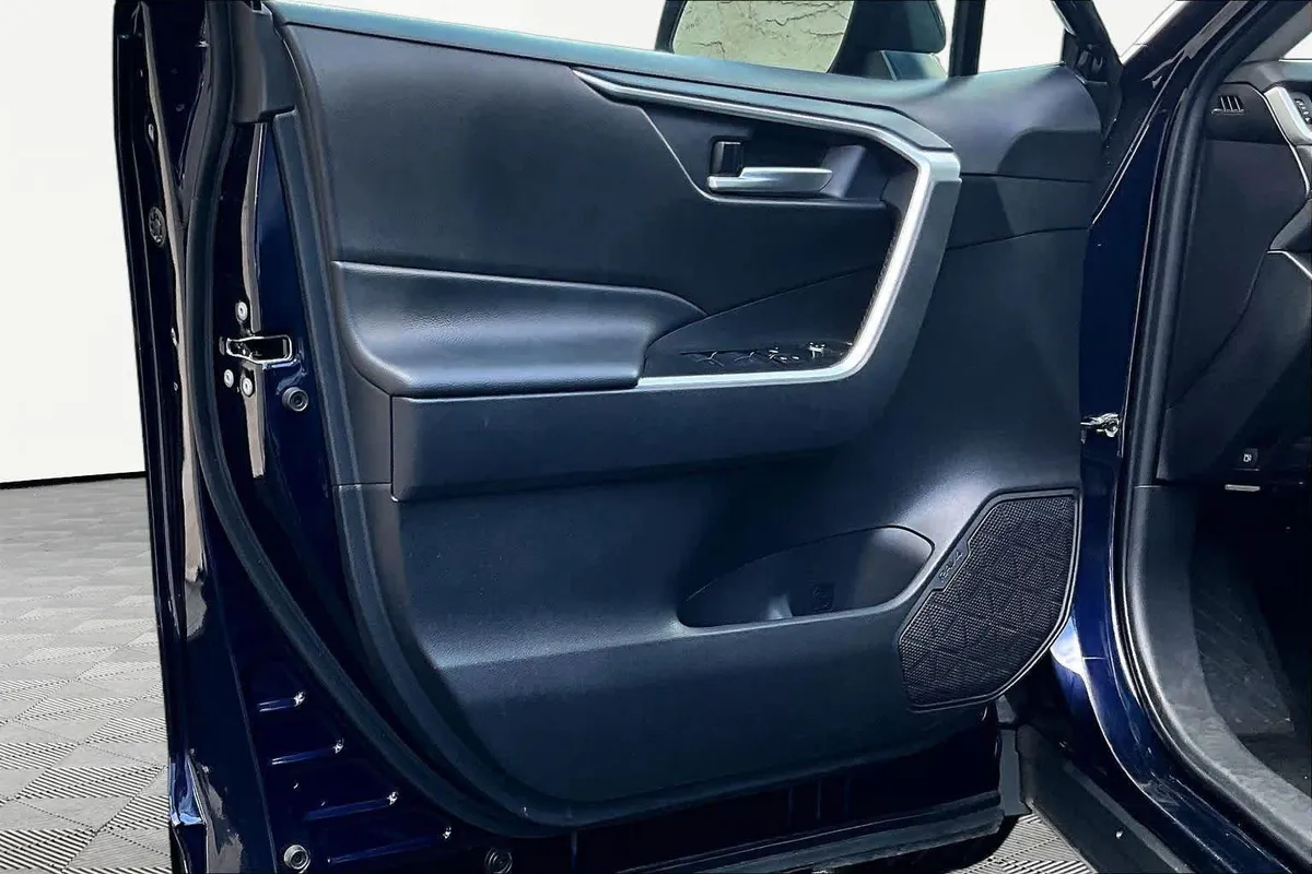 2024 Toyota RAV4 Hybrid XLE thumbnail 22