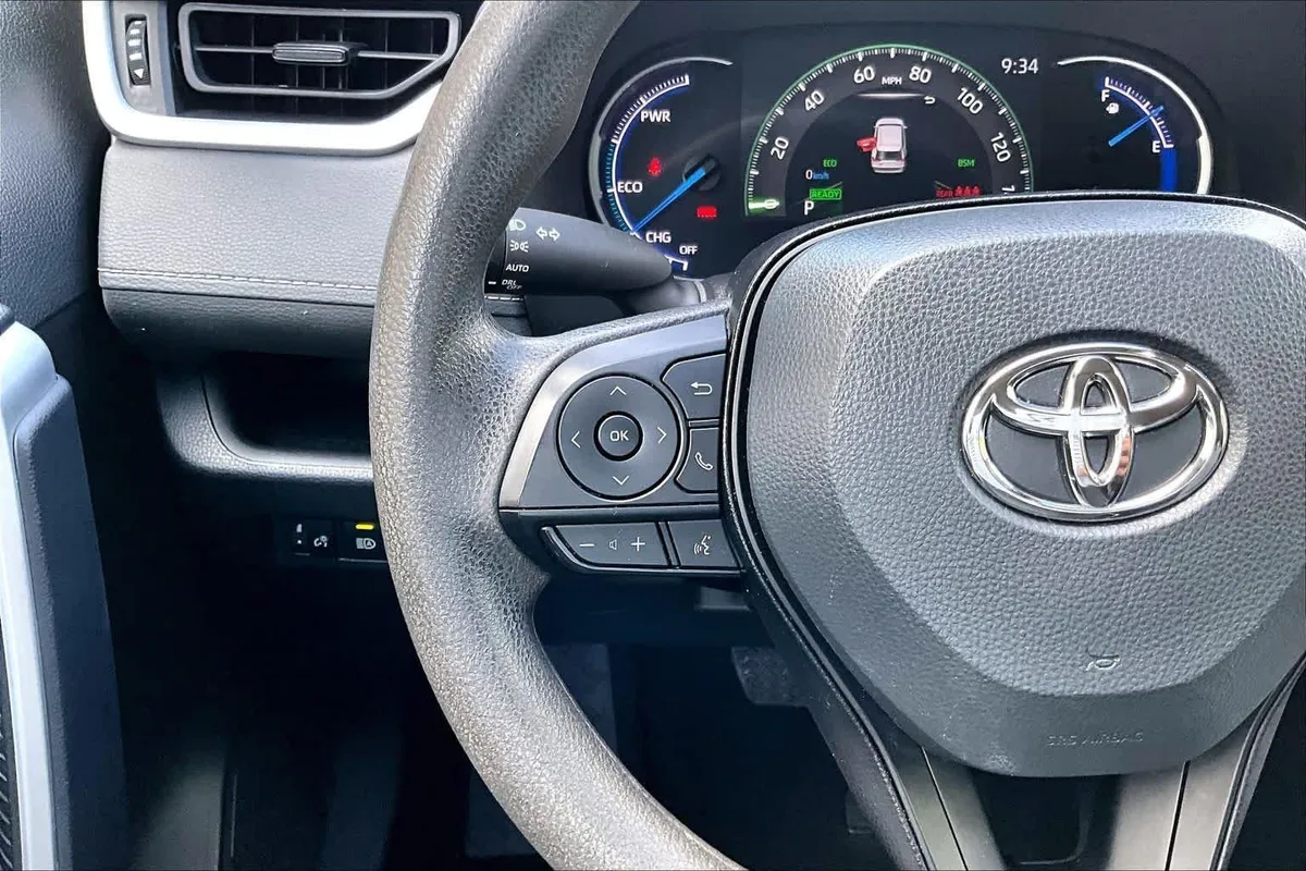 2024 Toyota RAV4 Hybrid XLE thumbnail 24