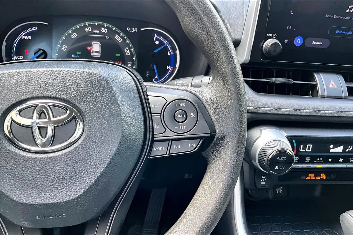 2024 Toyota RAV4 Hybrid XLE thumbnail 25