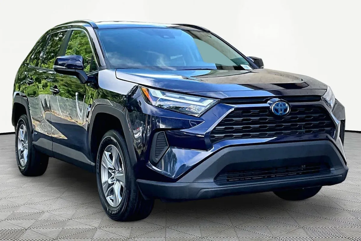 2024 Toyota RAV4 Hybrid XLE thumbnail 3