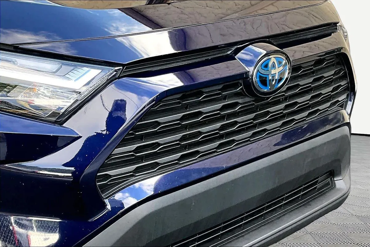 2024 Toyota RAV4 Hybrid XLE thumbnail 30