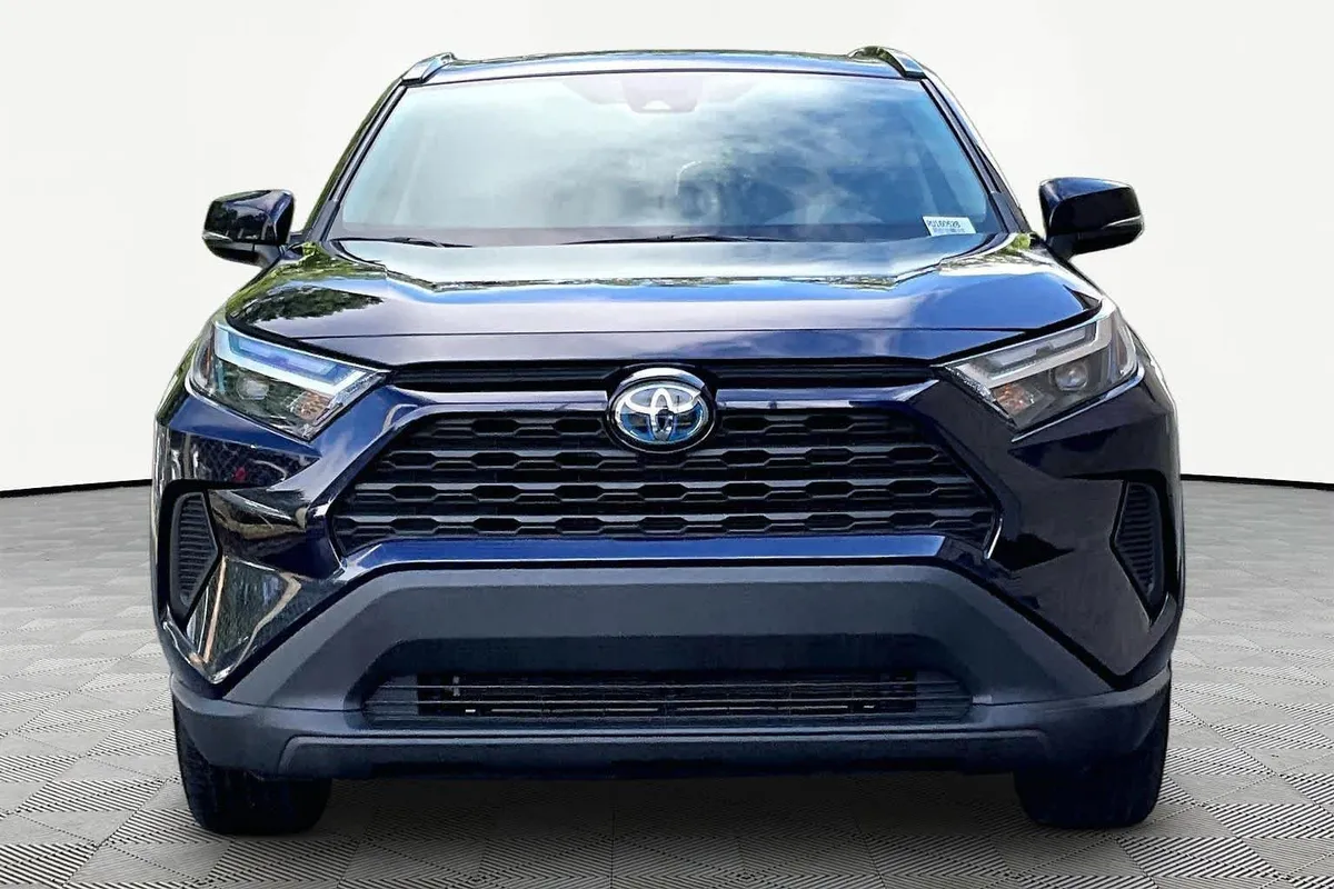2024 Toyota RAV4 Hybrid XLE thumbnail 4
