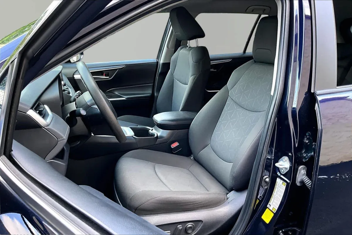 2024 Toyota RAV4 Hybrid XLE thumbnail 8