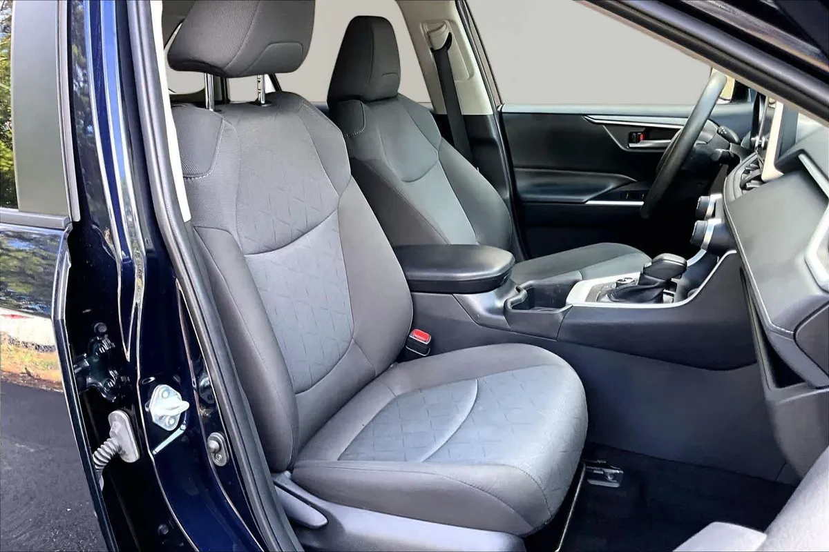 2024 Toyota RAV4 Hybrid XLE thumbnail 9