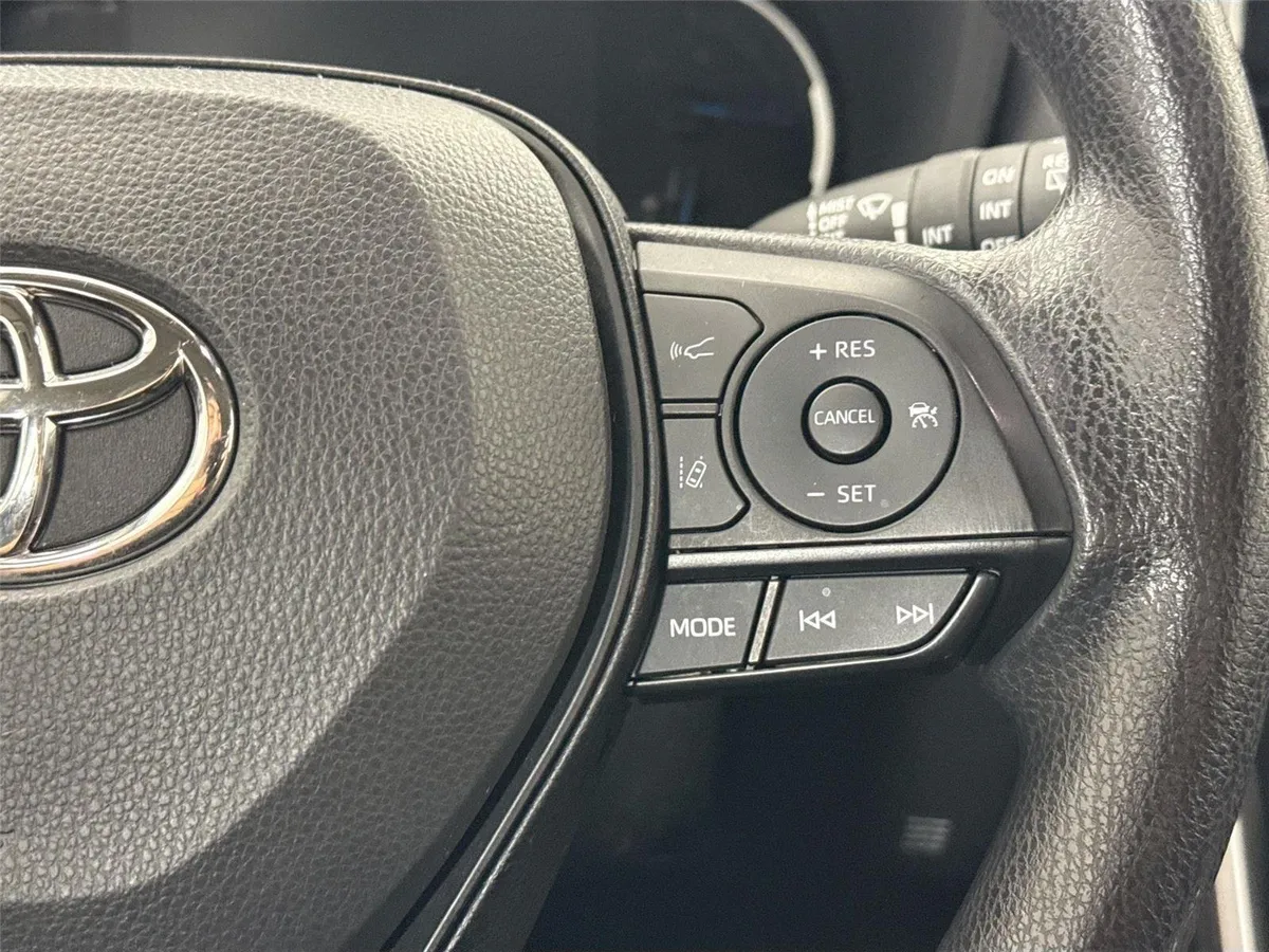 2024 Toyota RAV4 Hybrid XLE thumbnail 17