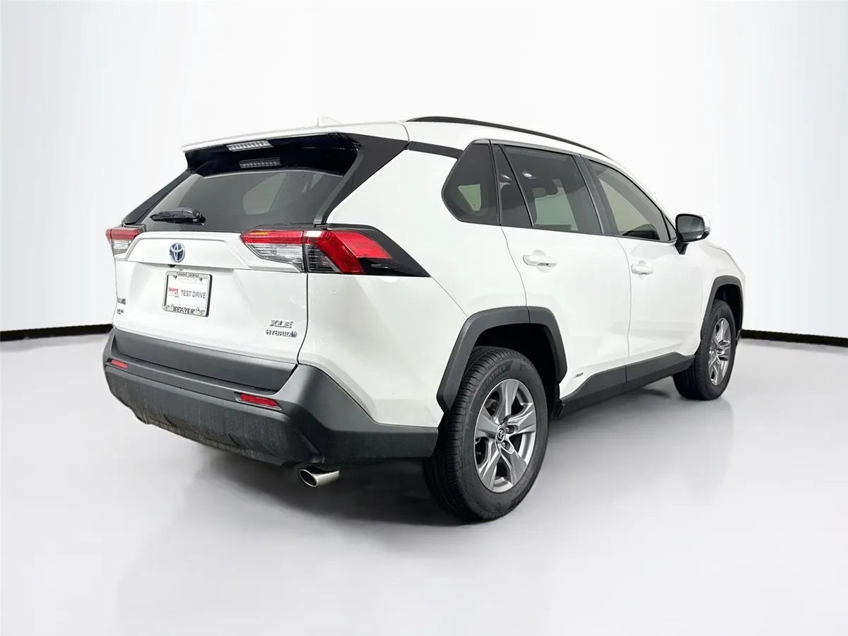 2024 Toyota RAV4 Hybrid XLE thumbnail 2