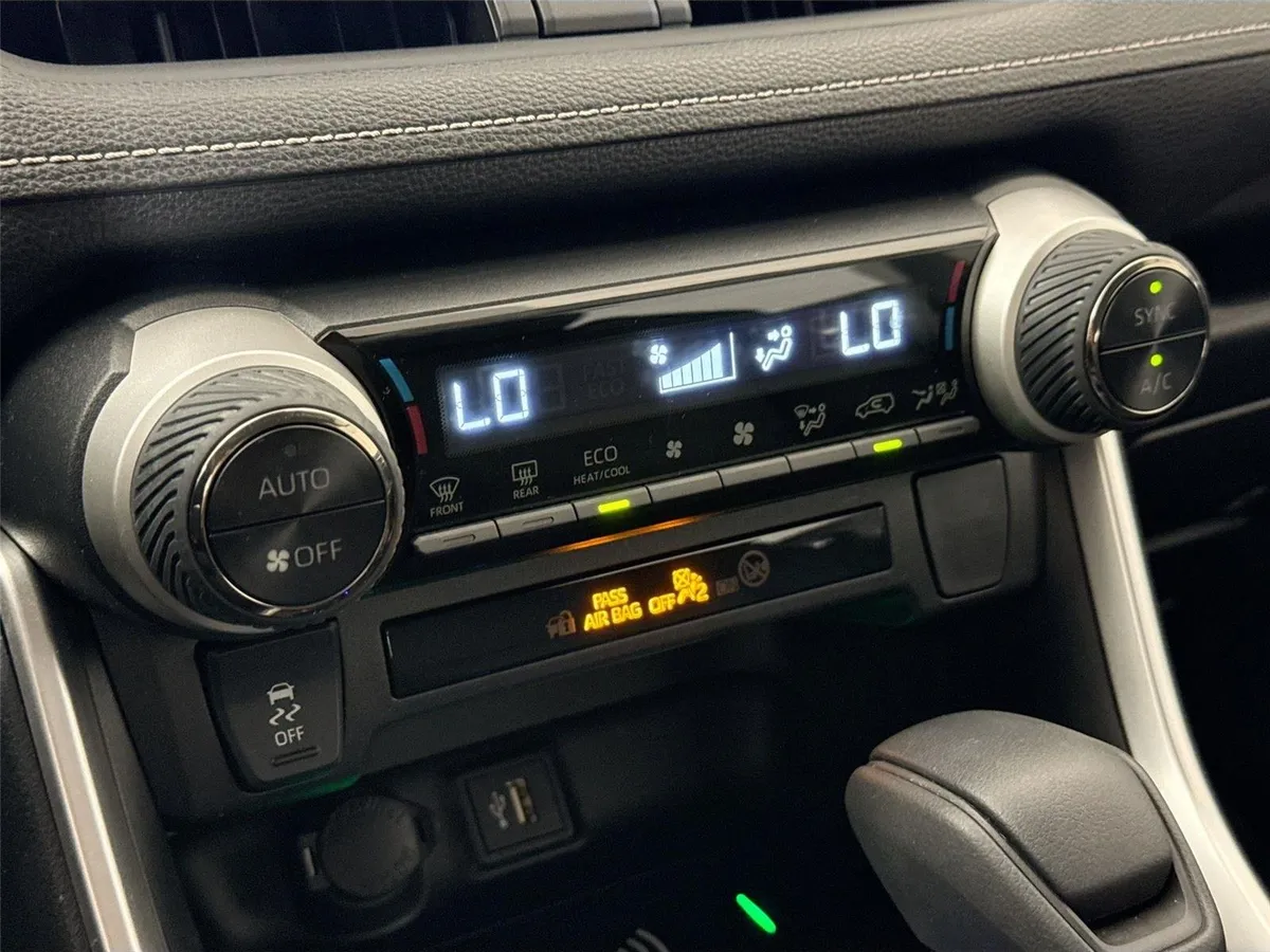 2024 Toyota RAV4 Hybrid XLE thumbnail 24