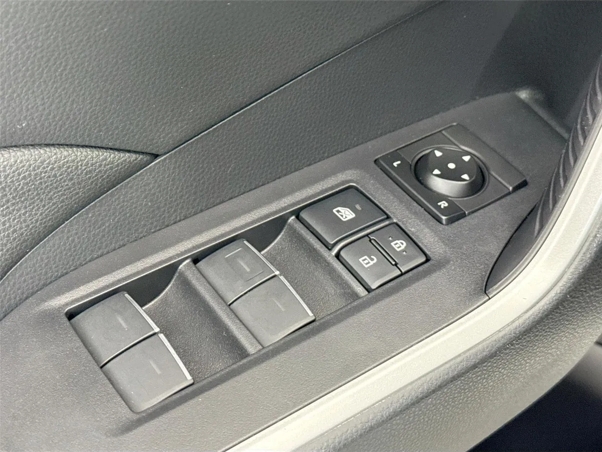 2024 Toyota RAV4 Hybrid XLE thumbnail 26