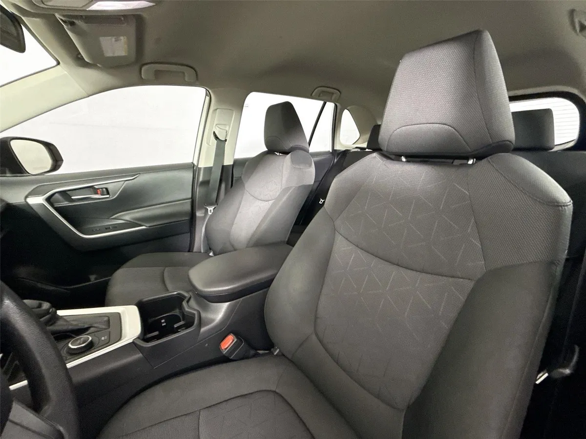 2024 Toyota RAV4 Hybrid XLE thumbnail 3