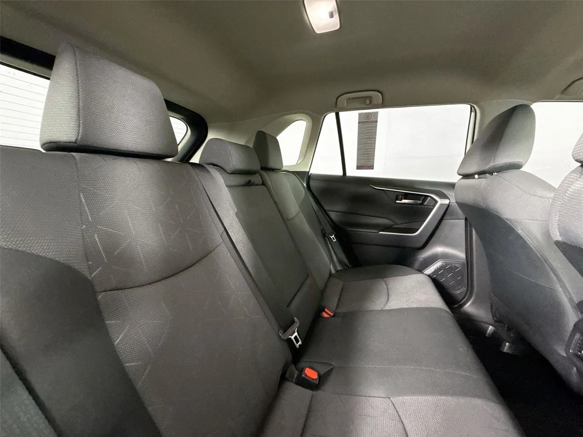 2024 Toyota RAV4 Hybrid XLE thumbnail 39