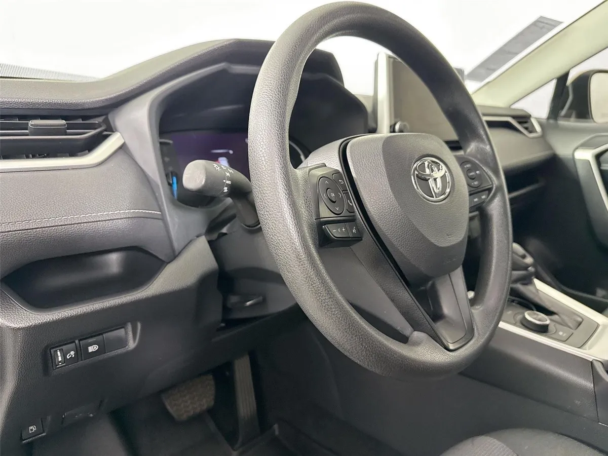 2024 Toyota RAV4 Hybrid XLE thumbnail 4