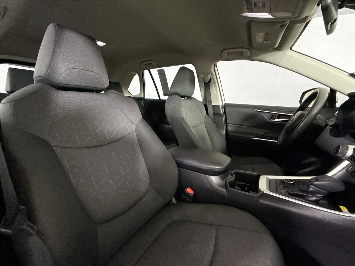 2024 Toyota RAV4 Hybrid XLE thumbnail 40