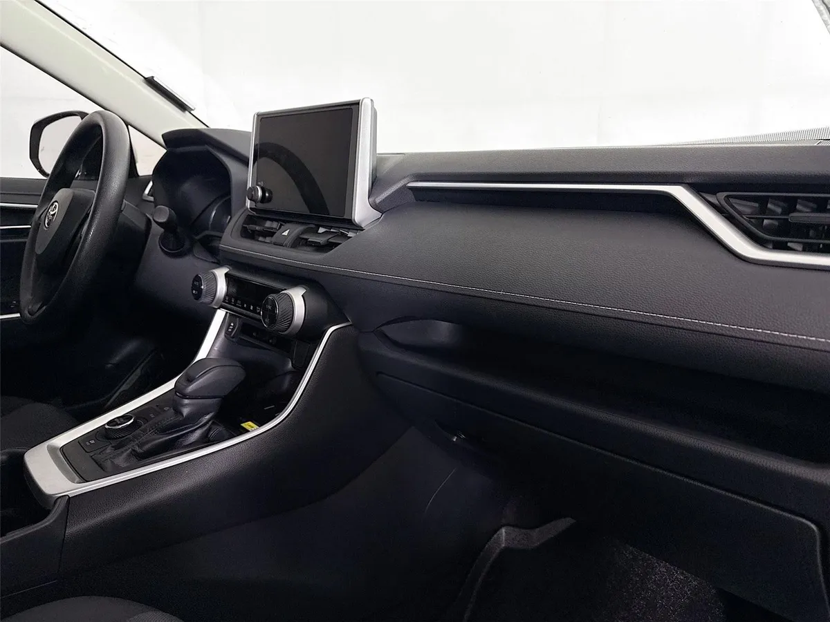 2024 Toyota RAV4 Hybrid XLE thumbnail 41