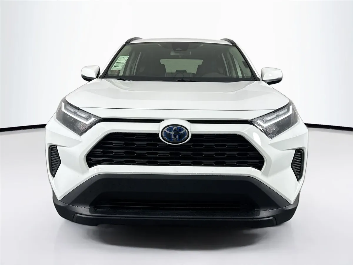 2024 Toyota RAV4 Hybrid XLE thumbnail 8