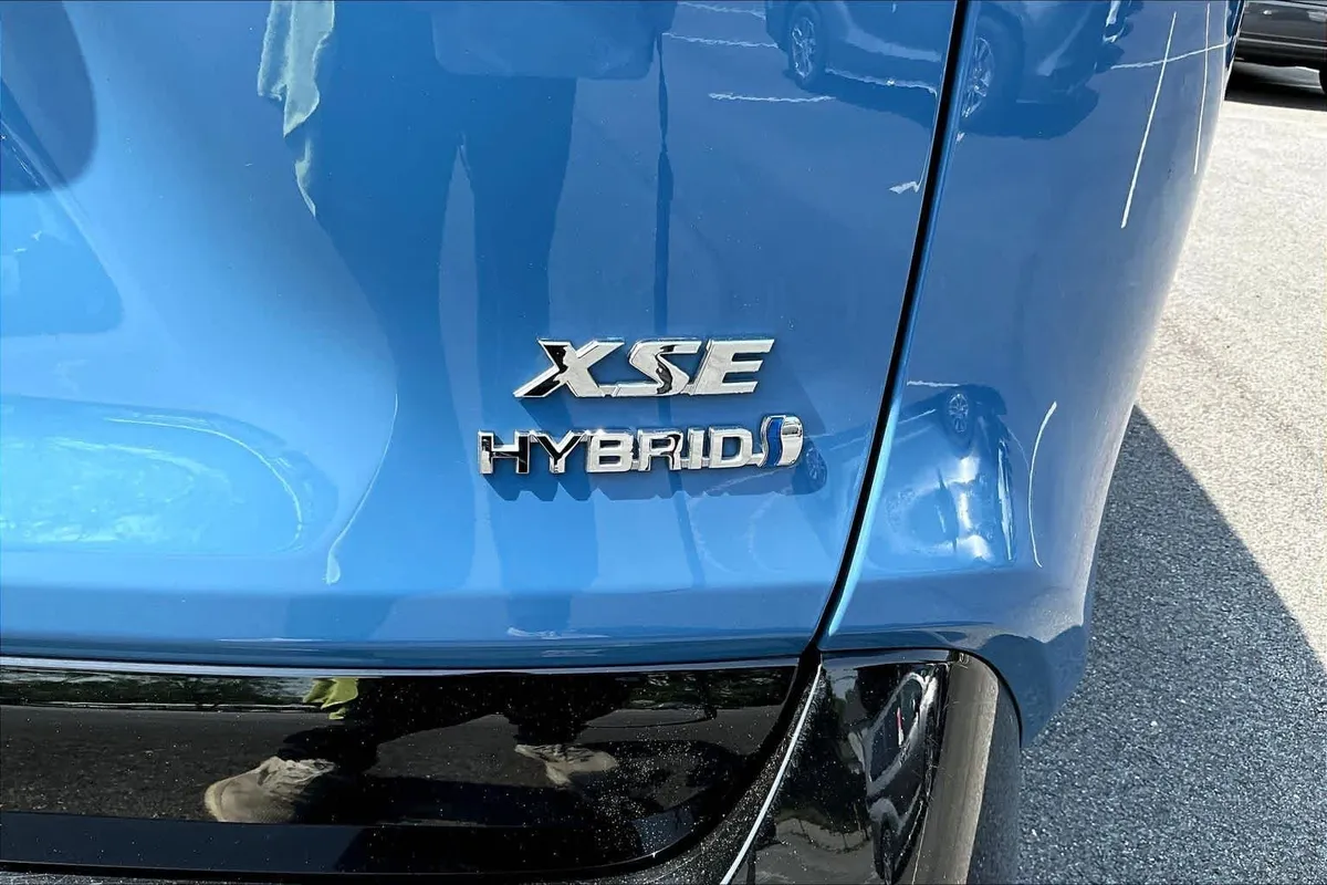 2024 Toyota RAV4 Hybrid XSE thumbnail 10