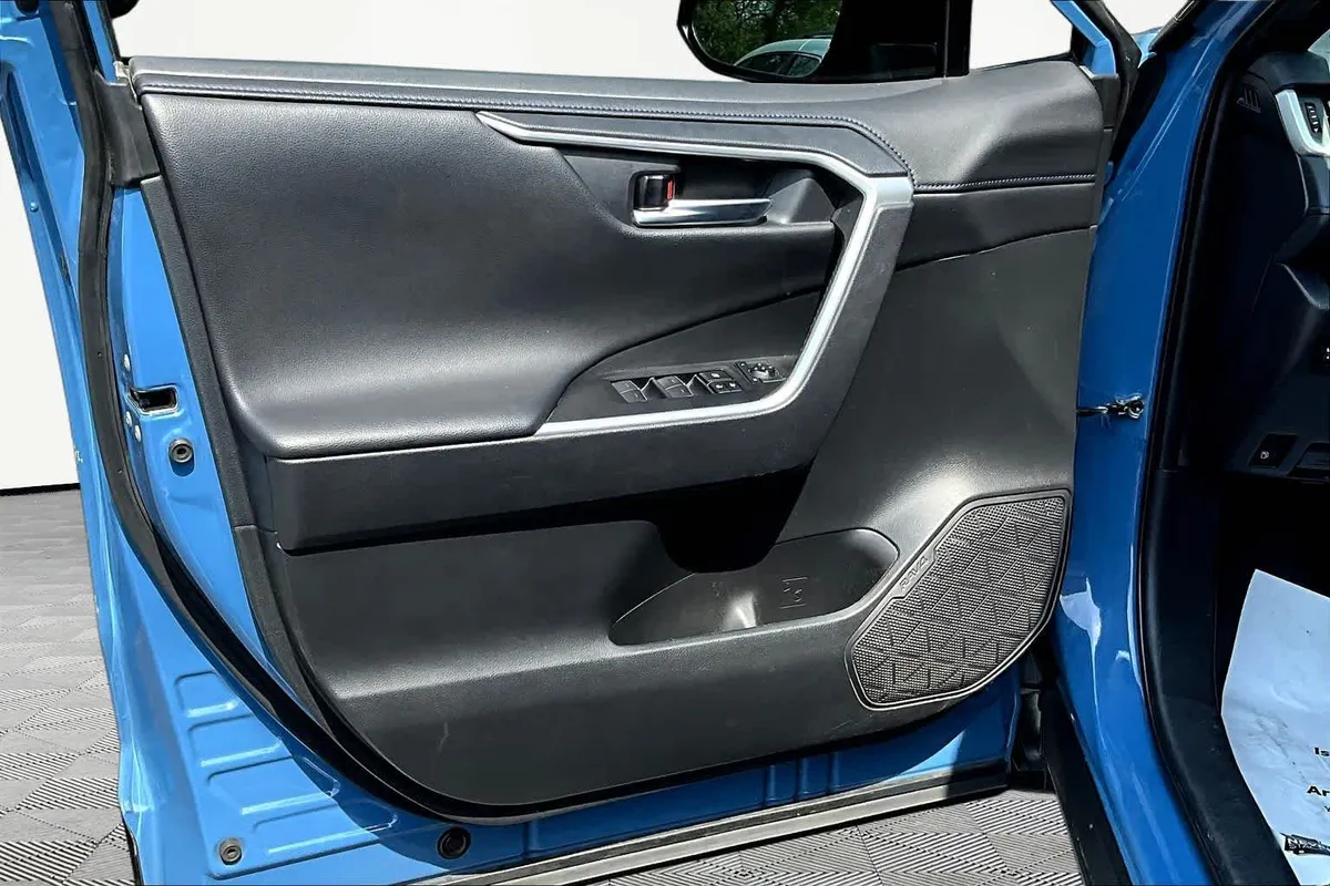 2024 Toyota RAV4 Hybrid XSE thumbnail 22