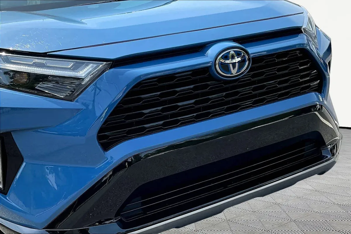 2024 Toyota RAV4 Hybrid XSE thumbnail 30