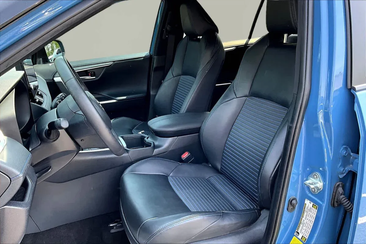 2024 Toyota RAV4 Hybrid XSE thumbnail 8