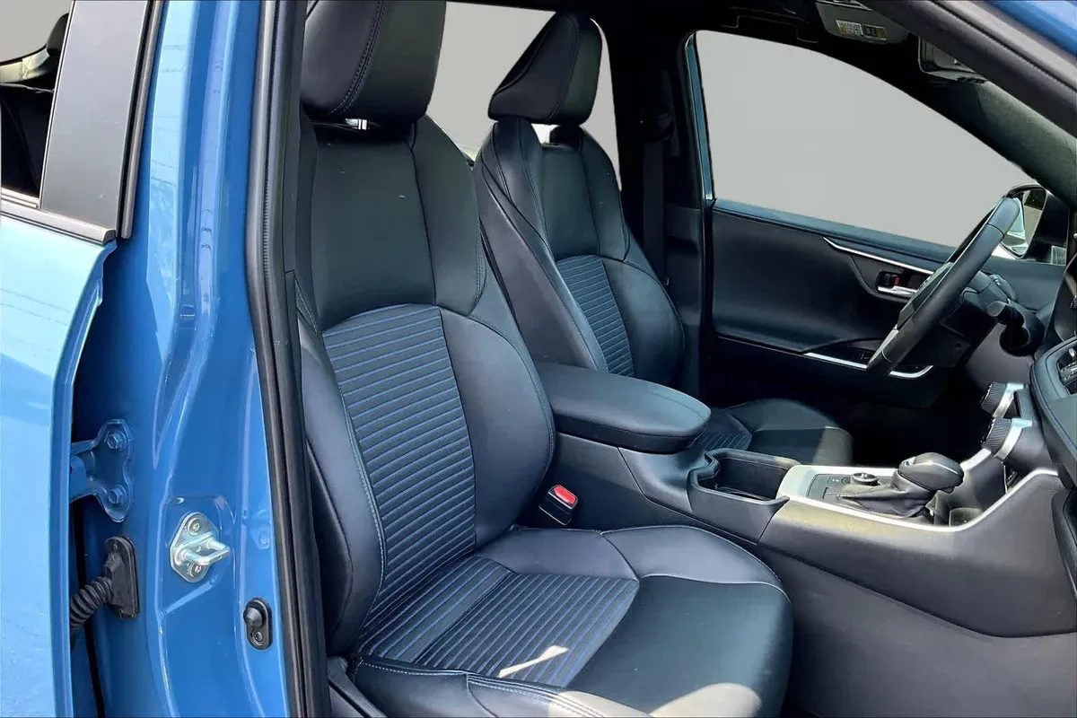 2024 Toyota RAV4 Hybrid XSE thumbnail 9