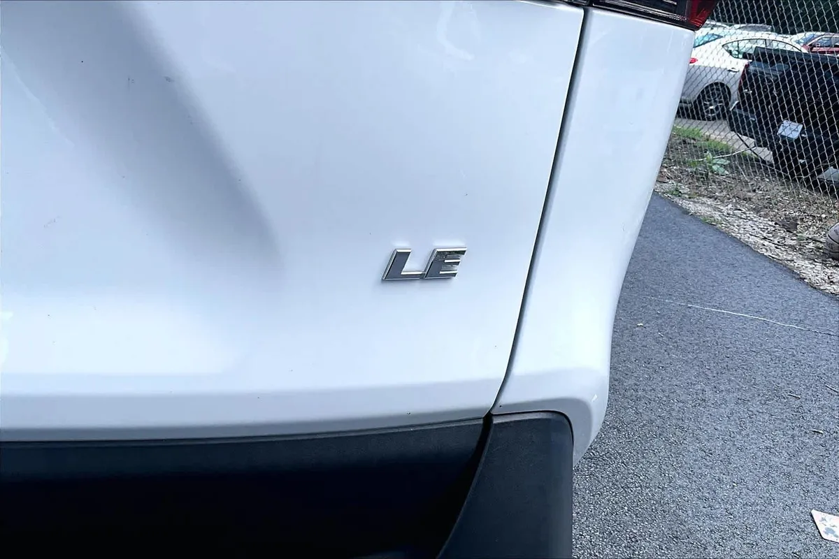 2024 Toyota RAV4 LE thumbnail 10
