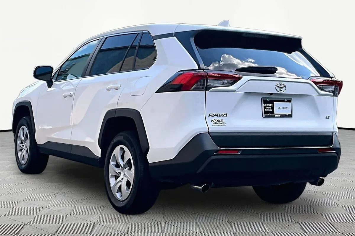 2024 Toyota RAV4 LE thumbnail 12
