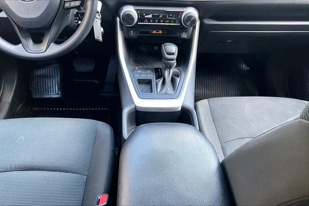 2024 Toyota RAV4 LE thumbnail 17