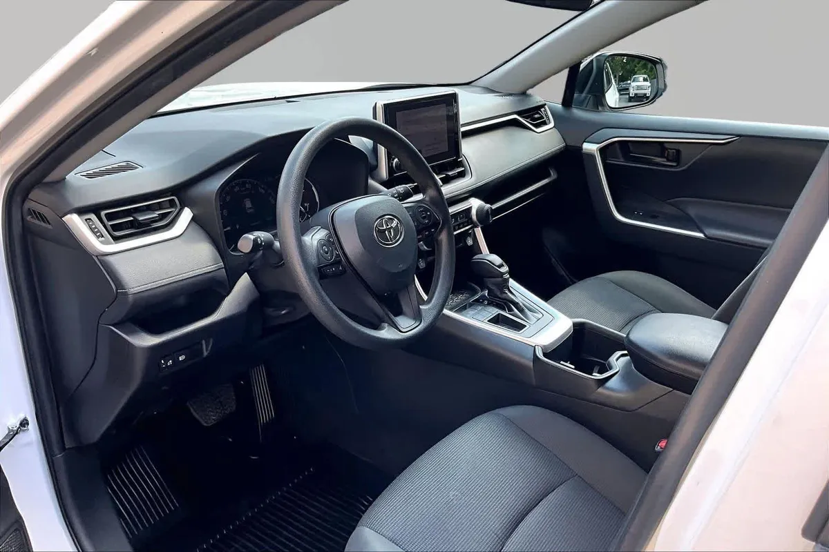 2024 Toyota RAV4 LE thumbnail 18