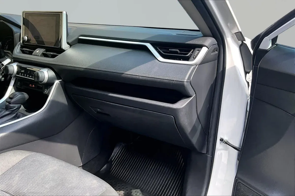 2024 Toyota RAV4 LE thumbnail 19