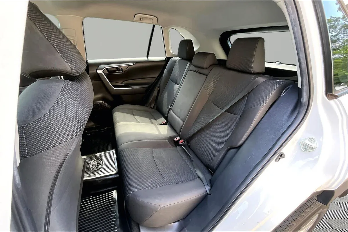 2024 Toyota RAV4 LE thumbnail 21