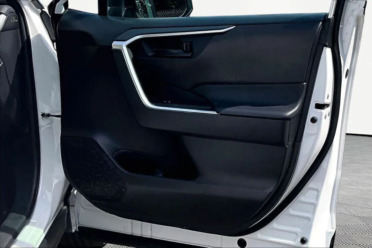2024 Toyota RAV4 LE thumbnail 23