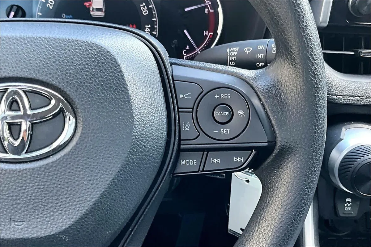 2024 Toyota RAV4 LE thumbnail 25