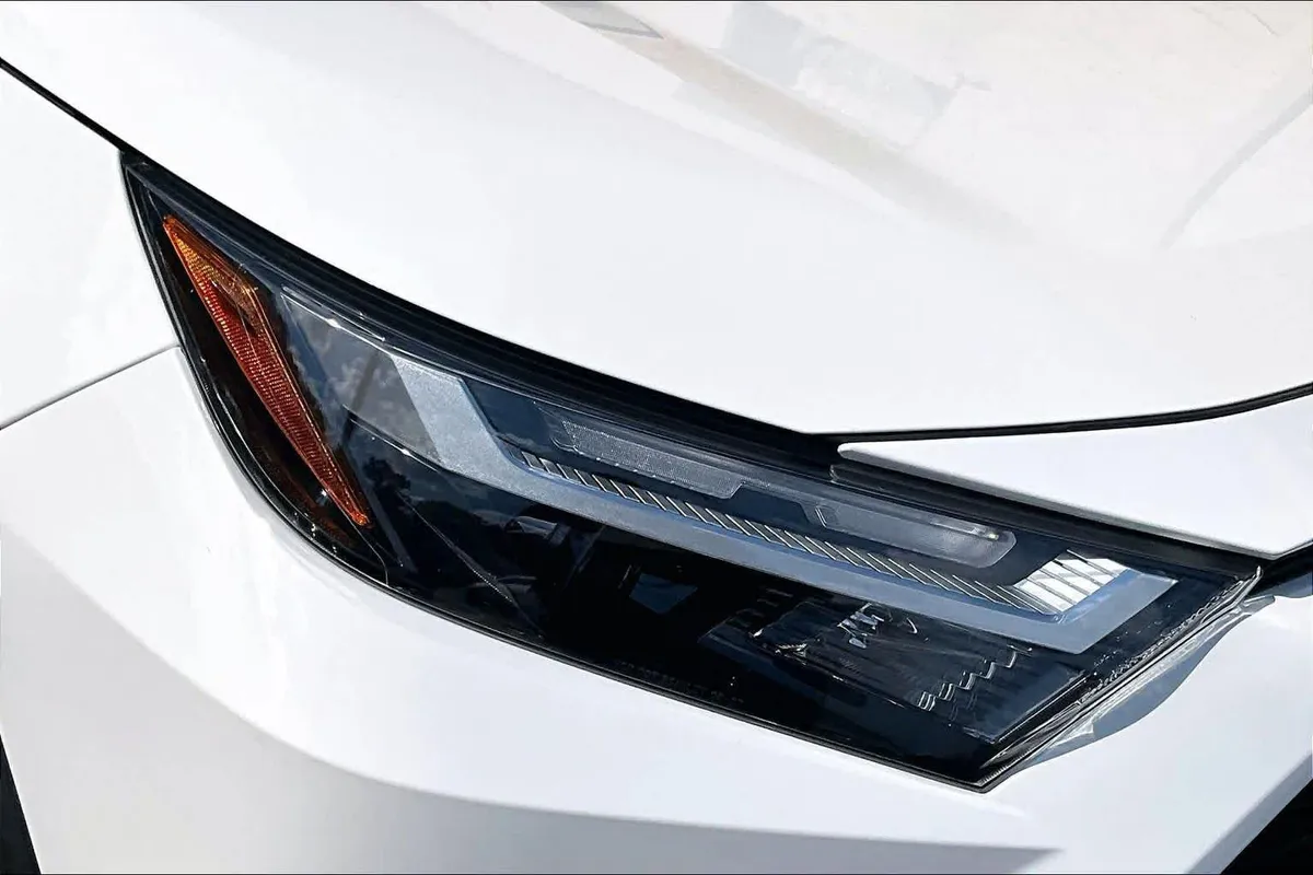 2024 Toyota RAV4 LE thumbnail 28
