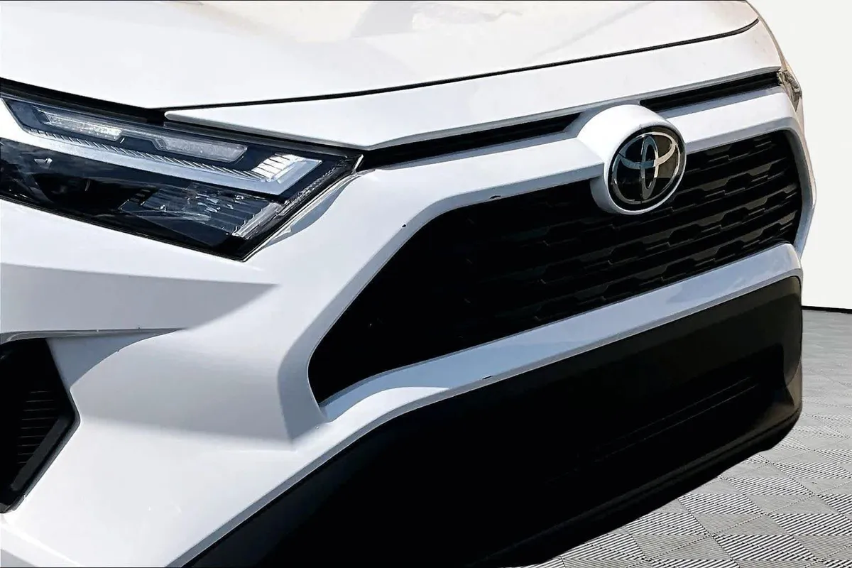 2024 Toyota RAV4 LE thumbnail 30