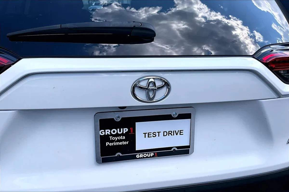 2024 Toyota RAV4 LE thumbnail 31