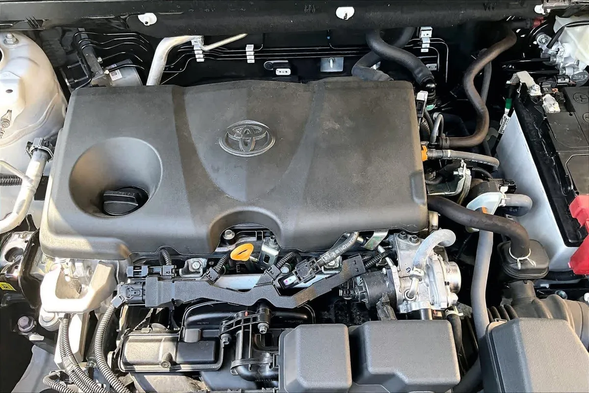 2024 Toyota RAV4 LE thumbnail 33