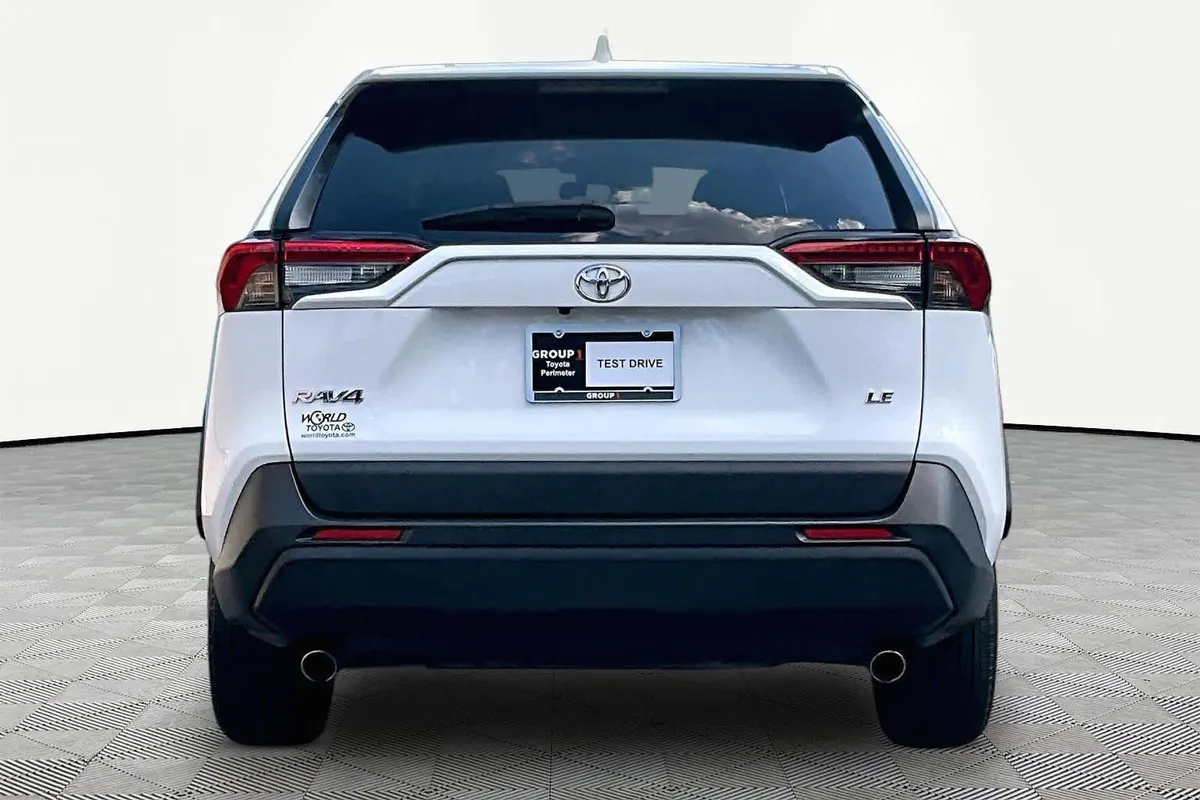2024 Toyota RAV4 LE thumbnail 5