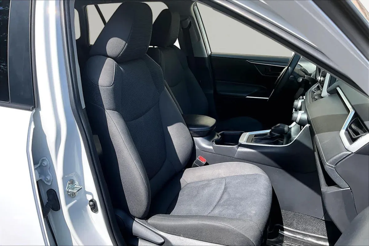 2024 Toyota RAV4 LE thumbnail 9