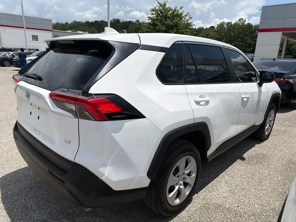 2024 Toyota RAV4 LE thumbnail 3