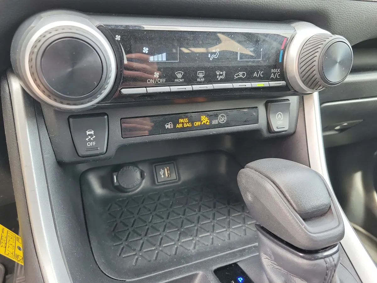 2024 Toyota RAV4 LE thumbnail 18