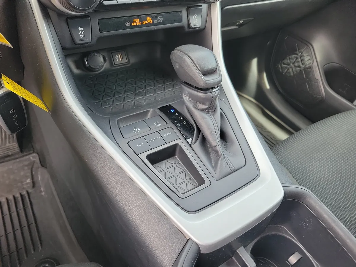 2024 Toyota RAV4 LE thumbnail 19