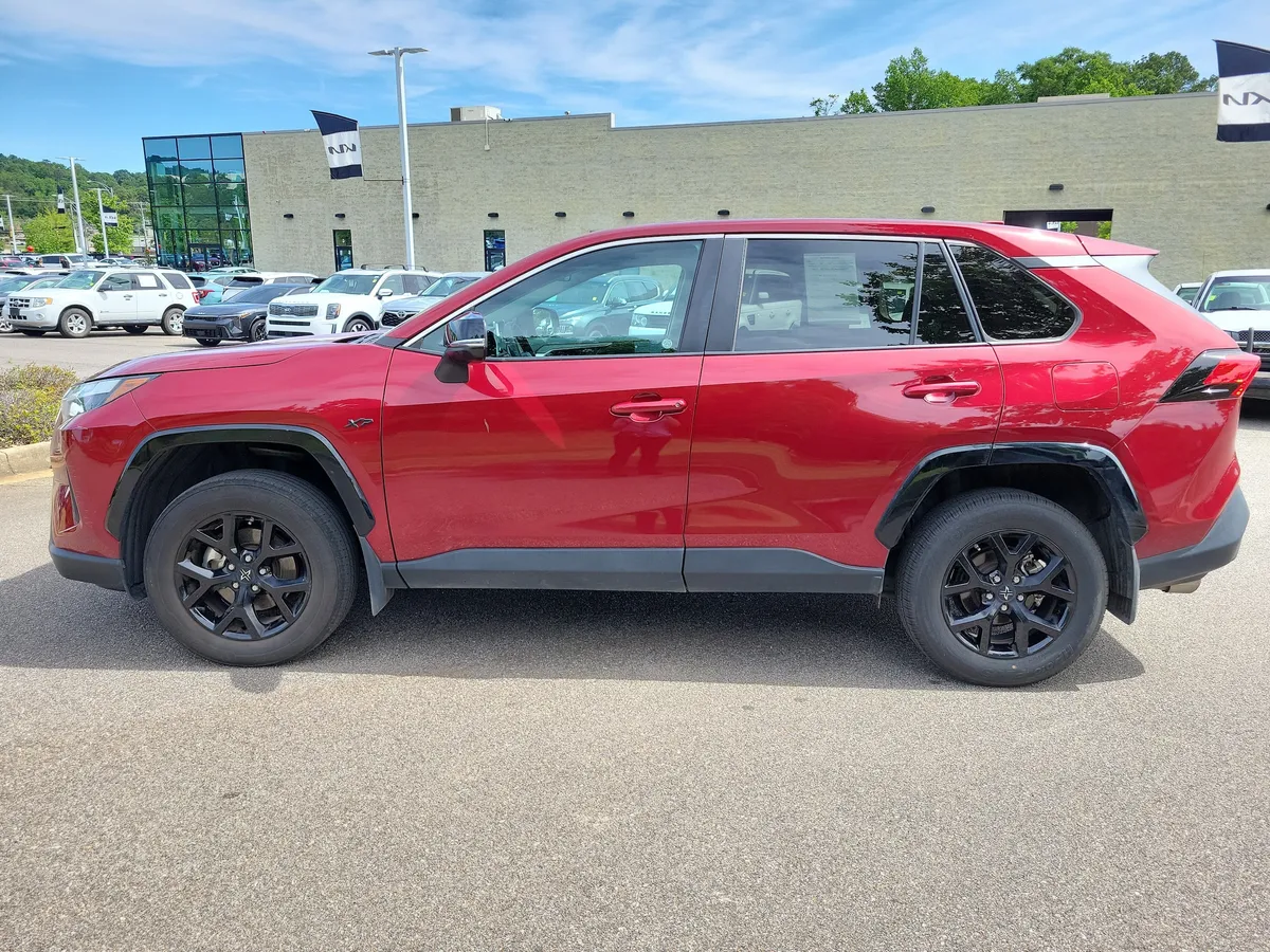 2024 Toyota RAV4 LE thumbnail 2